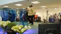 Franck Mulaja au Bresil Curitiba Eglise Presbiterienne (Nzambe Malamu).flv