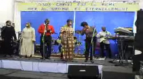 le pasteur Eddy Mahele chante Kombo oyo de fr franck Mulaja avec les mamans de l'Eglise de Moutier.flv
