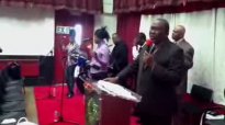 Pastor David Ntumba chez Papa Alamba.flv