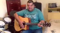 Clayton Queiroz Tocando Violo Em Sua Casa